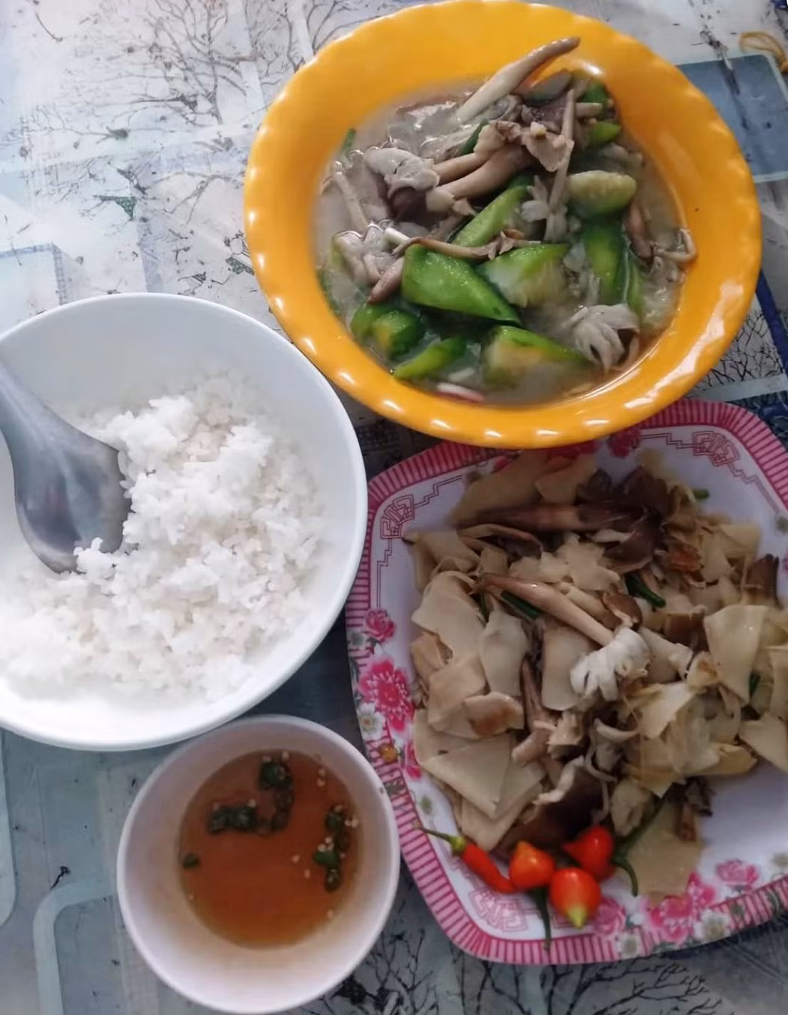 Nấm mối có thể làm thành nhiều món ăn ngon như xào, kho, nấu cháo, hầm canh bò, nướng giấy bạc,... Trong đó nấm mối xào là món ăn thanh đạm được nhiều người ưa dùng.