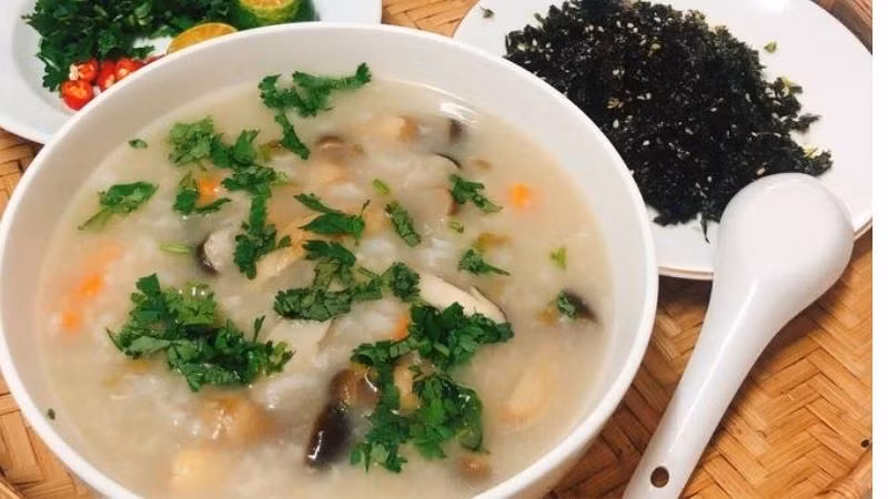 Nấm mối có thể bảo quản ở ngăn mát trong tủ lạnh được khoảng 1 tuần, còn muốn để ăn dần, mọi người phải sơ chế sạch, bỏ vào túi hay hộp rồi cho vào bảo quản trong ngăn đá tủ lạnh, khi ăn cứ thế bỏ nấm ra, chờ rã đông rồi nấu chứ không được rửa vì rửa nấm sẽ làm mất bớt chất dinh dưỡng.