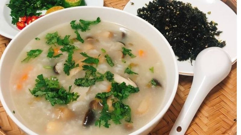 Nấm mối có thể bảo quản ở ngăn mát trong tủ lạnh được khoảng 1 tuần, còn muốn để ăn dần, mọi người phải sơ chế sạch, bỏ vào túi hay hộp rồi cho vào bảo quản trong ngăn đá tủ lạnh, khi ăn cứ thế bỏ nấm ra, chờ rã đông rồi nấu chứ không được rửa vì rửa nấm sẽ làm mất bớt chất dinh dưỡng.