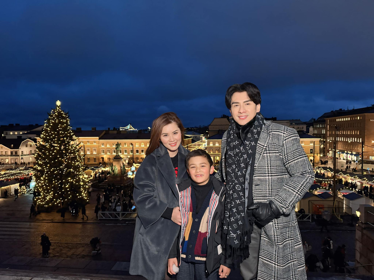 Đan Trường đi lưu diễn cùng vợ cũ và con trai: "Cả đoàn Đan Trường đã có mặt ở Helsinki rồi nhé khán giả Phần Lan ơi. Chuẩn bị lên đồ bùng nổ thôi". Ảnh: FB Dan Truong Pham