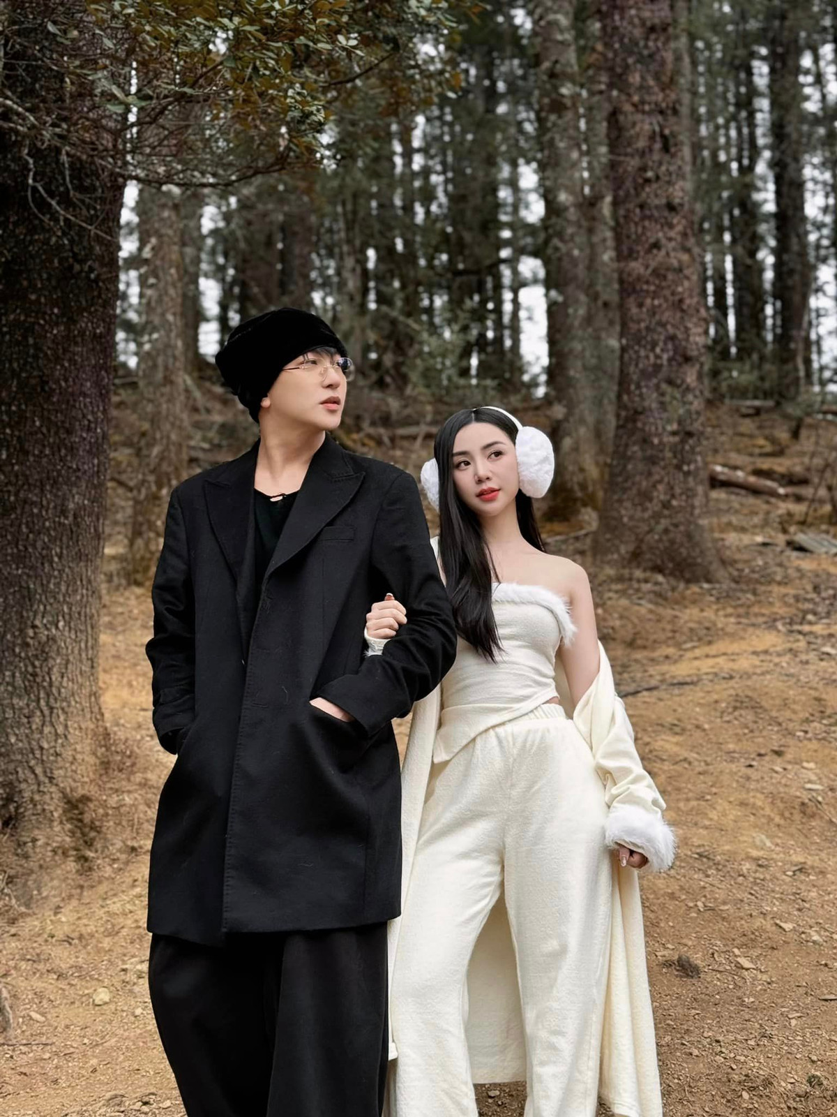 Mới đây nhất, Quỳnh Kool và B Trần tiếp tục khiến người hâm mộ "dậy sóng" khi tung bộ ảnh tình tứ.