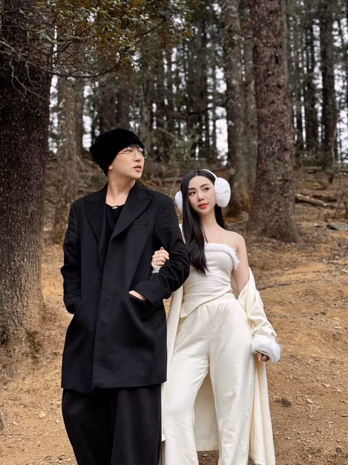 Mới đây nhất, Quỳnh Kool và B Trần tiếp tục khiến người hâm mộ "dậy sóng" khi tung bộ ảnh tình tứ.