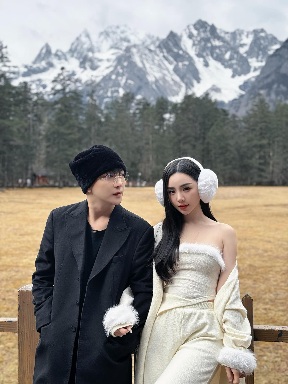 Cặp đôi liên tục có những cử chỉ thân mật, ngọt ngào như ôm eo, nắm tay, tựa vai,... khiến người xem không khỏi "lịm tim".