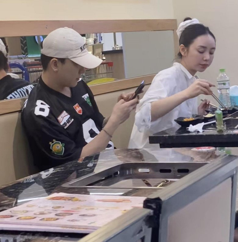 Trước đây, cặp đôi nhiều lần bị soi hint "phim giả tình thật", sự thân thiết không chỉ thấy trên phim trường mà còn bị bắt gặp ở cả ngoài đời.