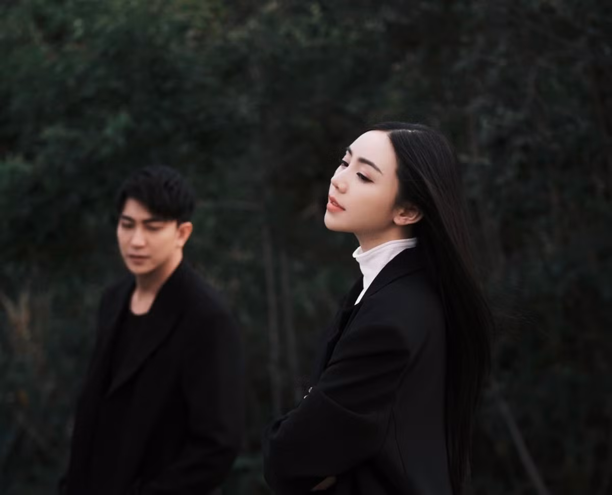 Cả hai thường xuyên xuất hiện cùng nhau trong các sự kiện, đi du lịch chung và đăng tải những hình ảnh thân mật lên mạng xã hội.