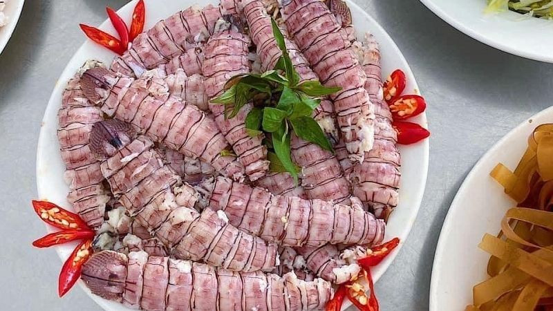 Nằm trong top đặc sản Cát Bà còn phải kể đến bề bề, hay còn gọi là tôm tít, tôm tích. Loại hải sản này có giá trị dinh dưỡng cao, giàu protein, vitamin và khoáng chất thiết yếu như canxi, sắt, kẽm,… giúp bồi bổ cơ thể, tăng cường sức đề kháng, hỗ trợ hệ tiêu hóa và tim mạch. Bề bề thường được nấu lẩu hải sản, rang me hoặc nướng và vẫn giữ được vị ngọt vốn có. Ảnh: Bách hoá Xanh