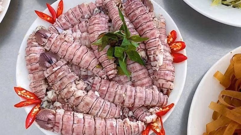 Nằm trong top đặc sản Cát Bà còn phải kể đến bề bề, hay còn gọi là tôm tít, tôm tích. Loại hải sản này có giá trị dinh dưỡng cao, giàu protein, vitamin và khoáng chất thiết yếu như canxi, sắt, kẽm,… giúp bồi bổ cơ thể, tăng cường sức đề kháng, hỗ trợ hệ tiêu hóa và tim mạch. Bề bề thường được nấu lẩu hải sản, rang me hoặc nướng và vẫn giữ được vị ngọt vốn có. Ảnh: Bách hoá Xanh