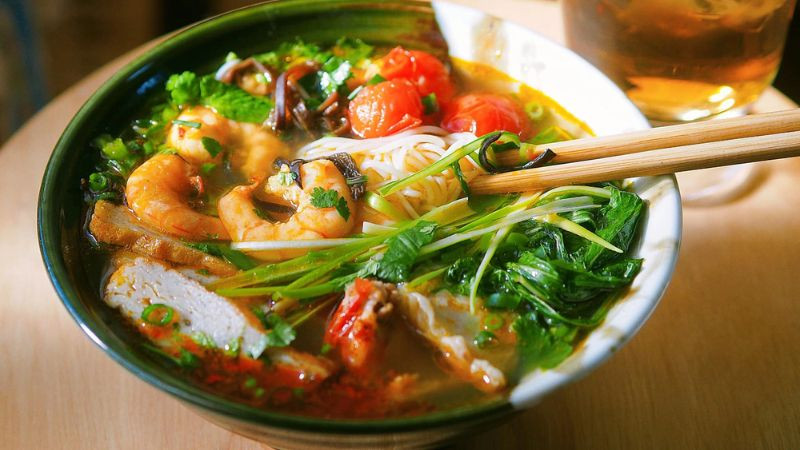 Bún tôm Cát Bà là một trong những món ăn đặc sản nổi tiếng nhất của đảo ngọc Cát Bà. Món ăn là sự hòa quyện hoàn hảo giữa vị ngọt thanh của nước dùng, vị giòn dai của tôm, vị thơm béo của chả cá, vị cay nhẹ của ớt và vị thanh mát của rau thơm. Ảnh: Bách hoá Xanh