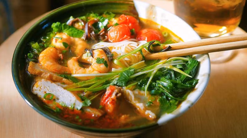 Bún tôm Cát Bà là một trong những món ăn đặc sản nổi tiếng nhất của đảo ngọc Cát Bà. Món ăn là sự hòa quyện hoàn hảo giữa vị ngọt thanh của nước dùng, vị giòn dai của tôm, vị thơm béo của chả cá, vị cay nhẹ của ớt và vị thanh mát của rau thơm. Ảnh: Bách hoá Xanh