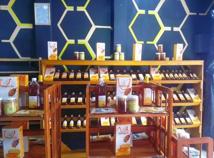 Không chỉ nổi tiếng bởi hải sản phong phú mà đảo Cát Bà còn có một loại mật ong trứ danh. Mật ong tại đây được lấy từ những loài hoa rừng quý trong vườn quốc gia Cát Bà. Ảnh: @rungcatba