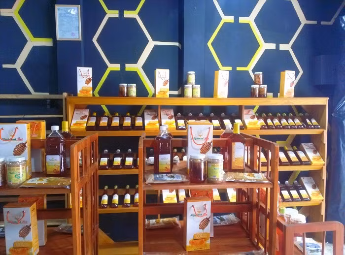 Không chỉ nổi tiếng bởi hải sản phong phú mà đảo Cát Bà còn có một loại mật ong trứ danh. Mật ong tại đây được lấy từ những loài hoa rừng quý trong vườn quốc gia Cát Bà. Ảnh: @rungcatba