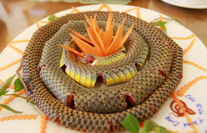 Rắn biển là loài bò sát biển có nọc độc, tuy nhiên thịt và các bộ phận của nó lại được coi là vị thuốc quý trong y học cổ truyền. Rắn biển Cát Bà được đánh giá cao bởi chất lượng hảo hạng, giá trị dinh dưỡng cao và hương vị thơm ngon đặc trưng. Ảnh: @dulich