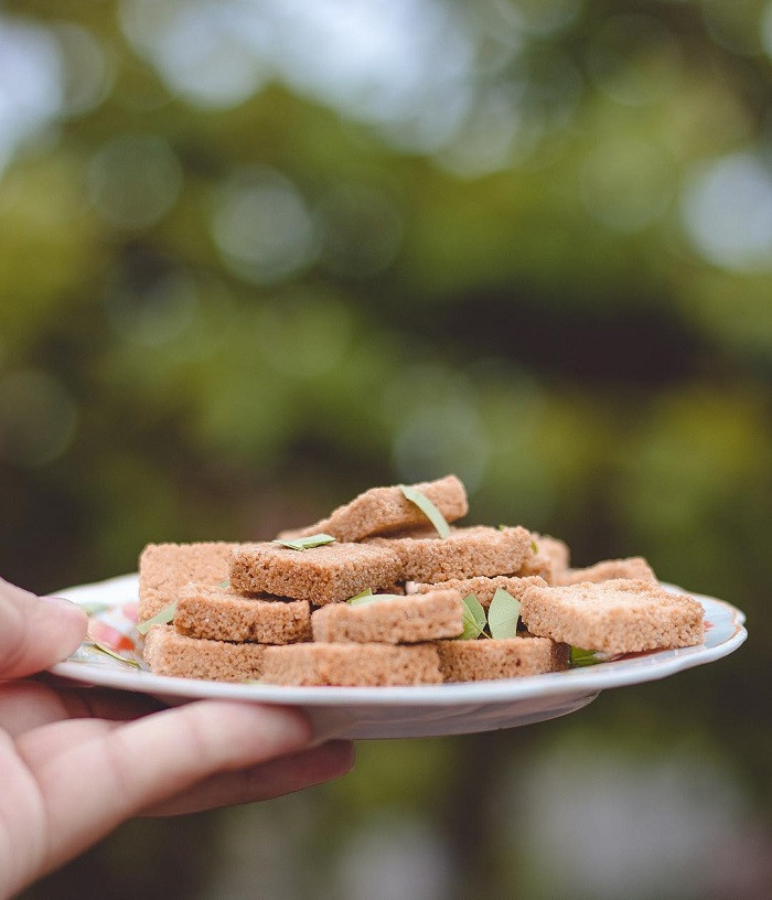 Cát Bà cũng có món bánh chả dừa ngon nức tiếng. Bánh làm từ dừa nướng lên khi cắn vào có vị ngọt thanh của đường, ăn bùi. Ảnh: @nqt_tien