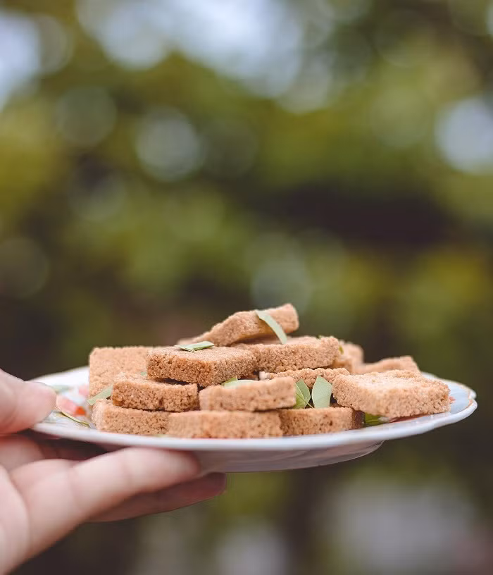 Cát Bà cũng có món bánh chả dừa ngon nức tiếng. Bánh làm từ dừa nướng lên khi cắn vào có vị ngọt thanh của đường, ăn bùi. Ảnh: @nqt_tien