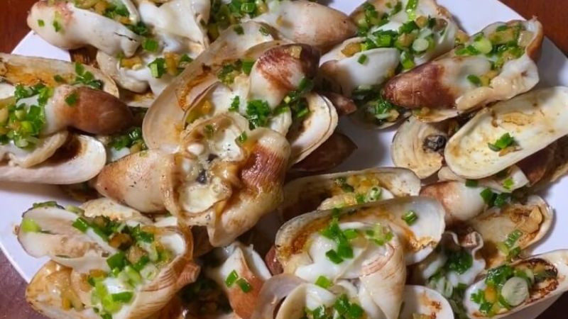 Nhắc đến đặc sản Cát Bà không thể bỏ qua tu hài, loại hải sản “ngọc ngà” được mệnh danh là “vua sò” với hương vị thơm ngon, độc đáo và giá trị dinh dưỡng cao. Loại hải sản này được chế biến trong các món nướng, hấp, cháo, gỏi,... Ảnh: Bách hoá Xanh