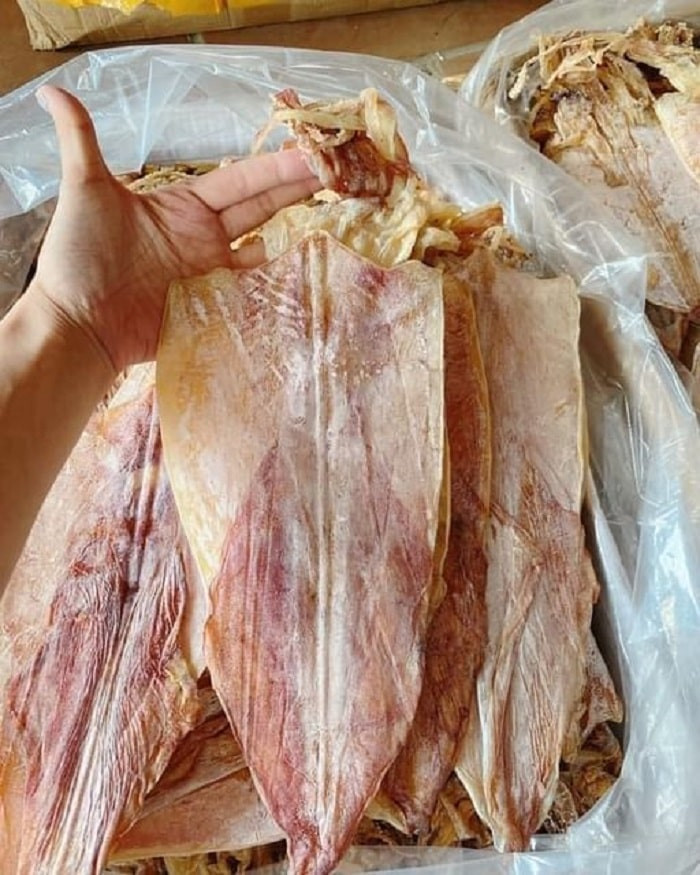 Ngoài mực tươi luộc, hấp hay nướng, món mực khô cũng được nhiều người tìm mua mang về làm quà biếu. Ảnh: @mindangyeu