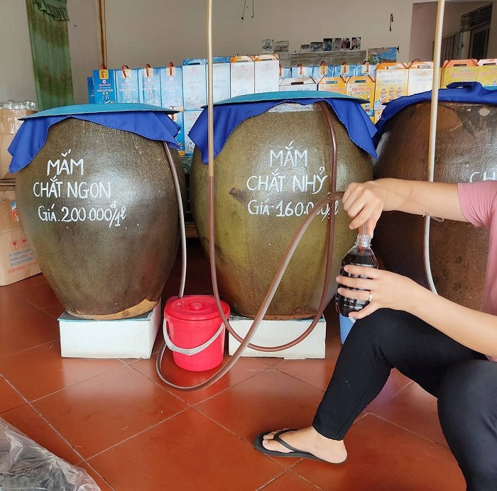 Một trong những gợi ý hay cho câu hỏi du lịch Cát Bà mua gì làm quà là nước mắm của vùng đất Cát Hải. Nước mắm ở đây có hương thơm và vị nồng đậm khá đặc trưng khó có thể trộn lẫn với bất cứ nơi nào khác. Ảnh: @hanoi_life