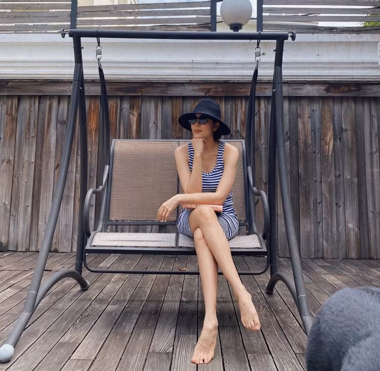 Những khoảnh khắc thường ngày của người đẹp càng khẳng định nhan sắc "không tuổi" của cô.