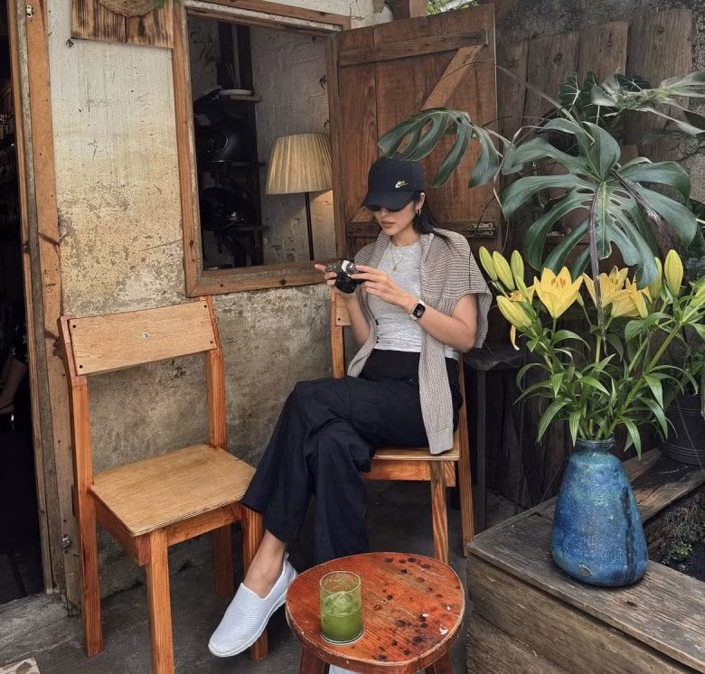 Dù đã ở độ tuổi U40 nhưng cô vẫn giữ được vẻ đẹp trẻ trung, ngọt ngào như thuở nào.