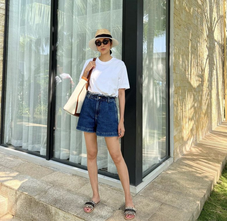 Không còn xuất hiện nhiều trên thảm đỏ nên Tăng Thanh Hà ăn mặc cũng trẻ trung, năng động hơn.