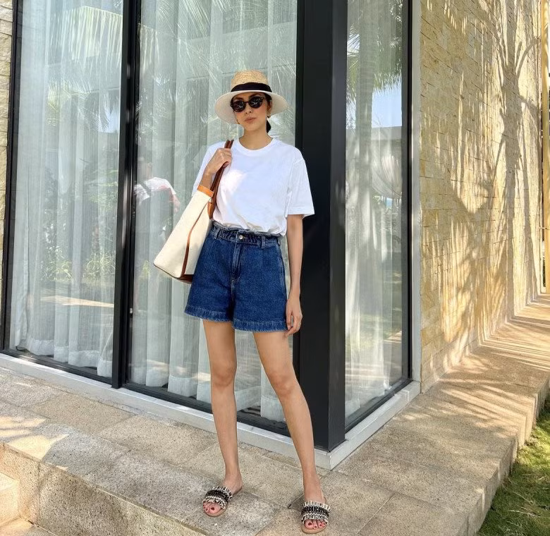 Không còn xuất hiện nhiều trên thảm đỏ nên Tăng Thanh Hà ăn mặc cũng trẻ trung, năng động hơn.