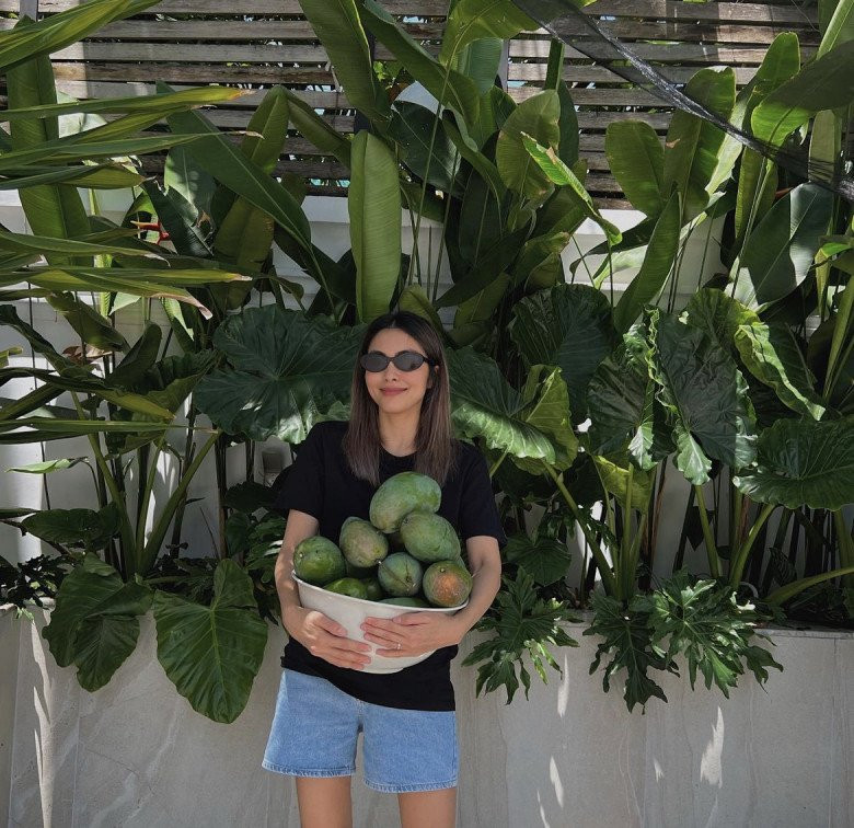 Cô hiếm khi chia sẻ về cuộc sống riêng tư trên mạng xã hội mà chỉ tập trung vào việc chăm sóc gia đình và vun vén hạnh phúc.