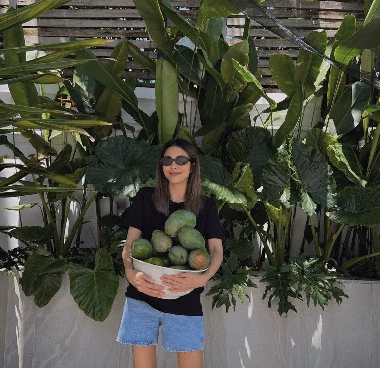 Cô hiếm khi chia sẻ về cuộc sống riêng tư trên mạng xã hội mà chỉ tập trung vào việc chăm sóc gia đình và vun vén hạnh phúc.