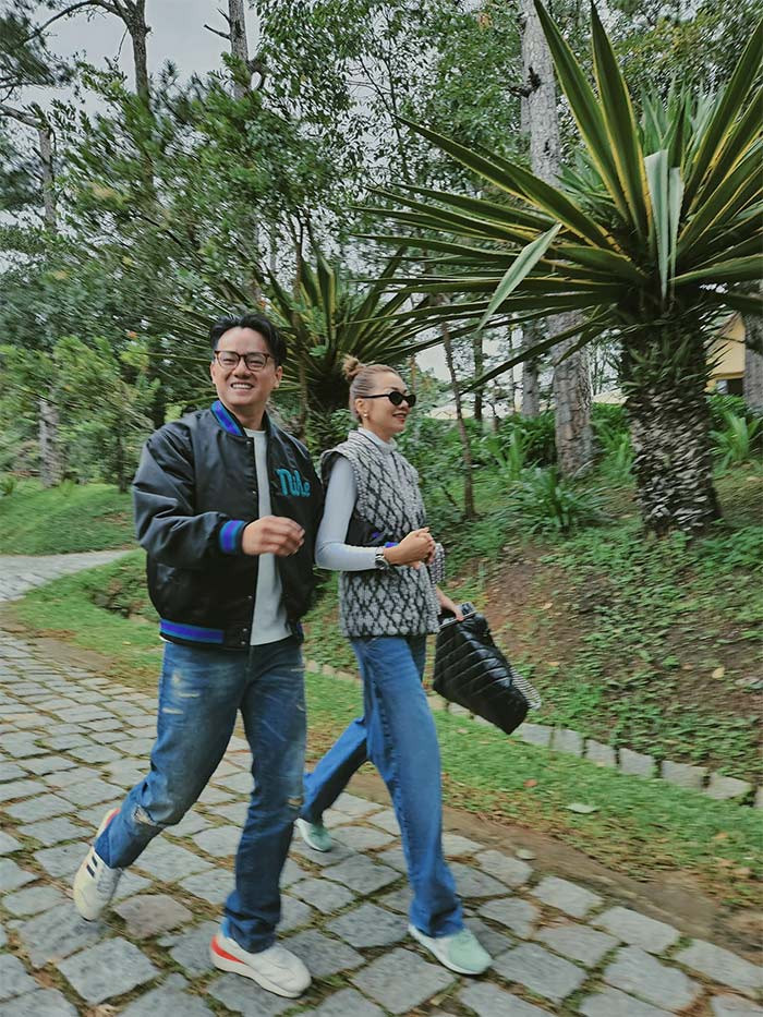 Từ sau đám cưới vào tháng 10/2023, Thanh Hằng và nhạc trưởng Trần Nhật Minh lúc nào cũng như hình với bóng trong các sự kiện và đời sống hàng ngày. (Ảnh: FB Thanh Hằng)