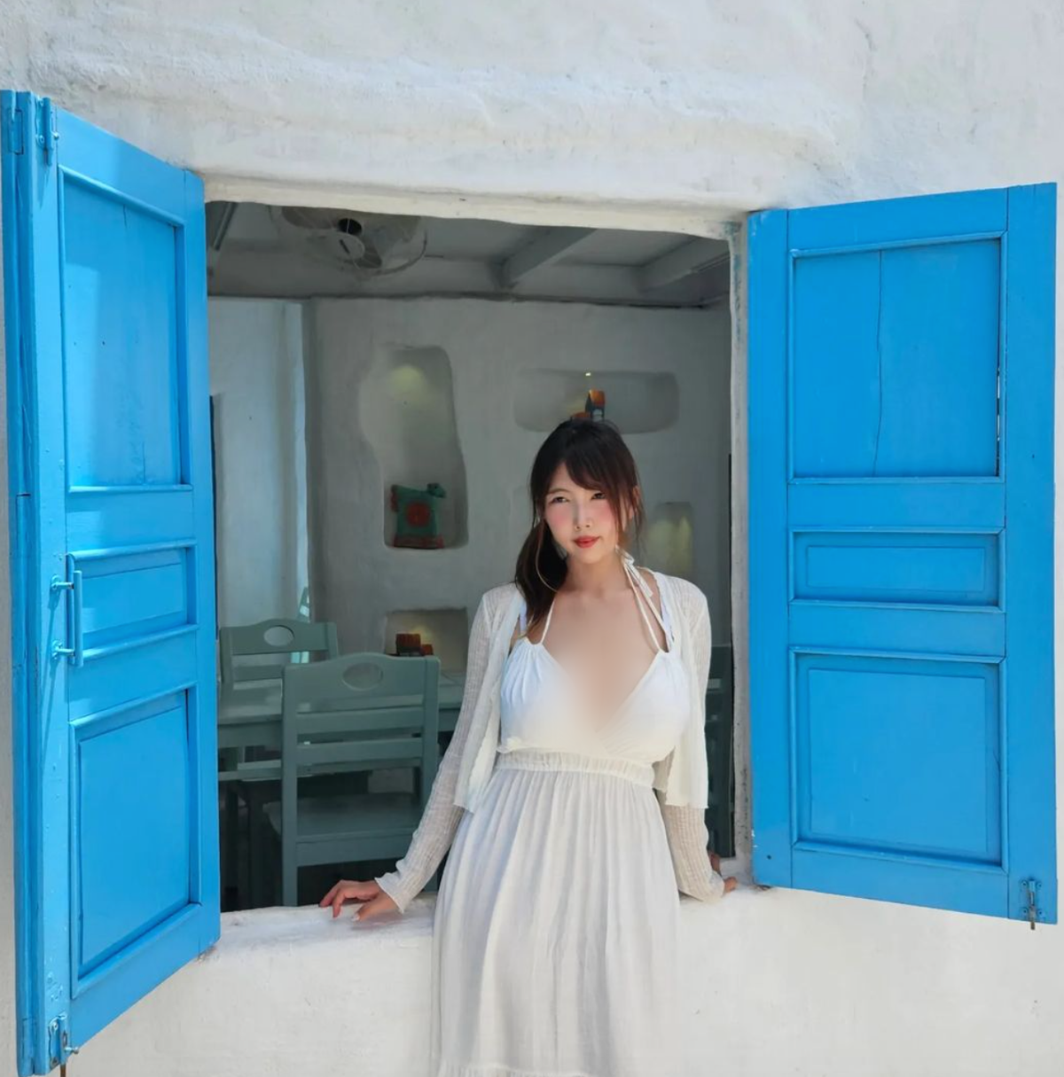 Để khoe vòng 1, Velvet thường diện áo trễ nải.