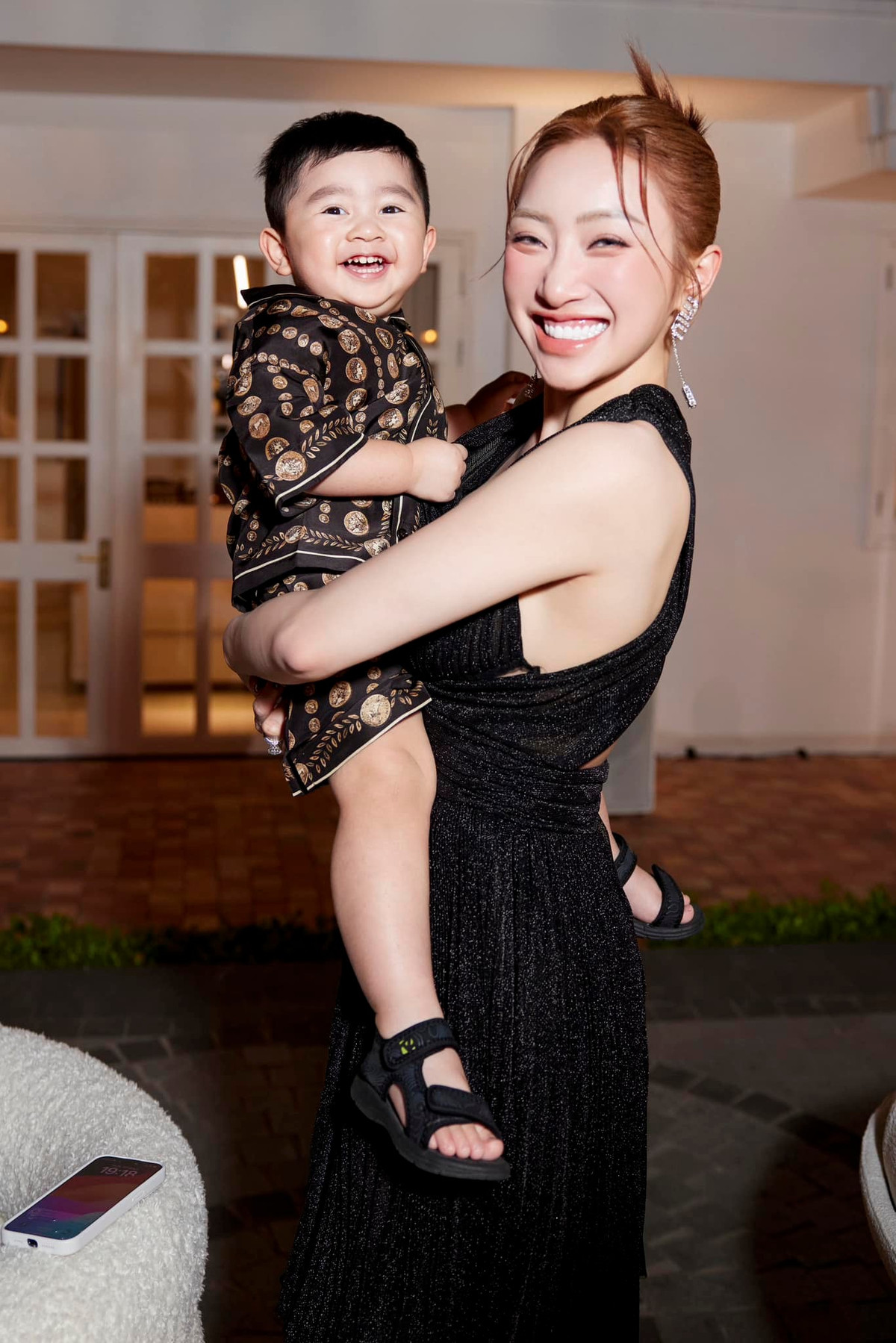 Nhan sắc rạng rỡ của Lý Thuỳ Chang khi mang thai lần hai là minh chứng cho niềm hạnh phúc và viên mãn trong cuộc sống hôn nhân của cô. Ảnh: FBNV