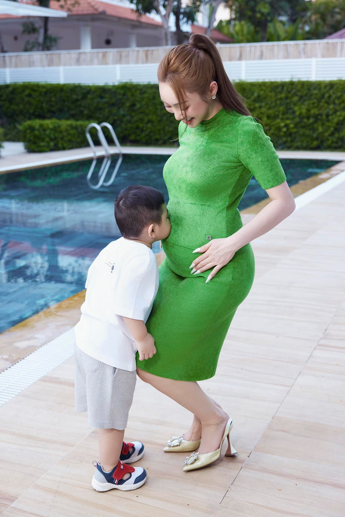 Trong những hình ảnh mới nhất được chia sẻ, Lý Thuỳ Chang khoe khéo bụng bầu lớn cùng nụ cười hạnh phúc. Ảnh: FBNV