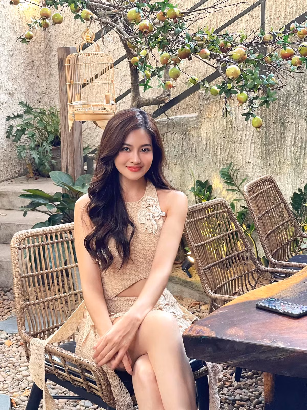 Diễn viên Thuỳ Anh chia sẻ: "Con gái hông nên muộn phiền. Con gái chỉ nên có tiền và xinh". Ảnh: FB Thuỳ Anh