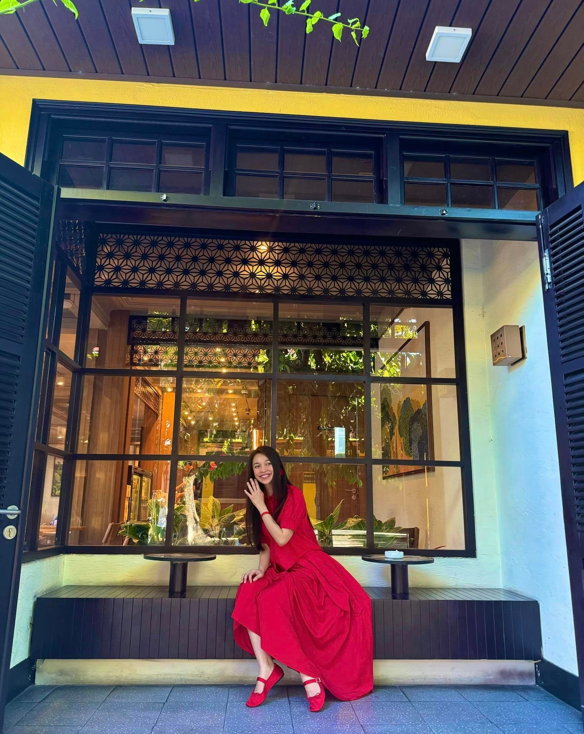 "Cảm giác tôi yêu như đi đánh trận và thất trận một cách bi thảm vậy. Đời này yêu thế là đủ rồi!", ca sĩ Hiền Thục viết. Ảnh: FB Hien Thuc