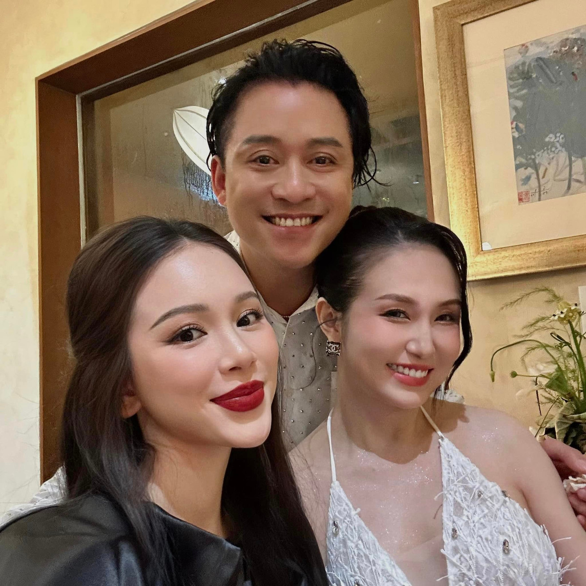 Người đẹp Ngô Phương Linh khoe ảnh chụp chung với vợ chồng ca sĩ Tuấn Hưng. Ảnh: FB Ngô Phương Linh