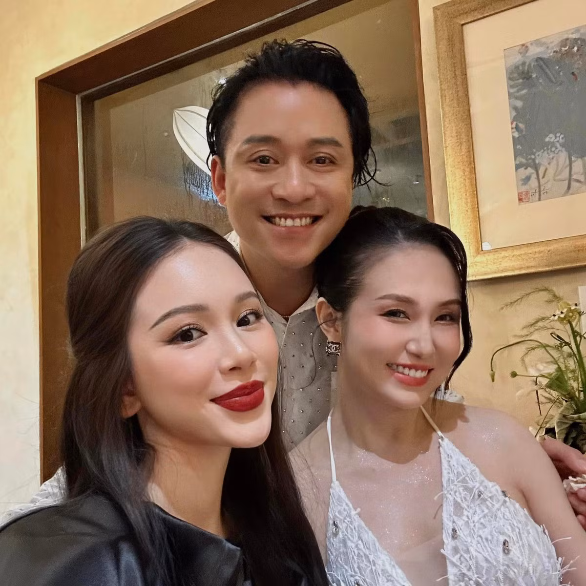 Người đẹp Ngô Phương Linh khoe ảnh chụp chung với vợ chồng ca sĩ Tuấn Hưng. Ảnh: FB Ngô Phương Linh