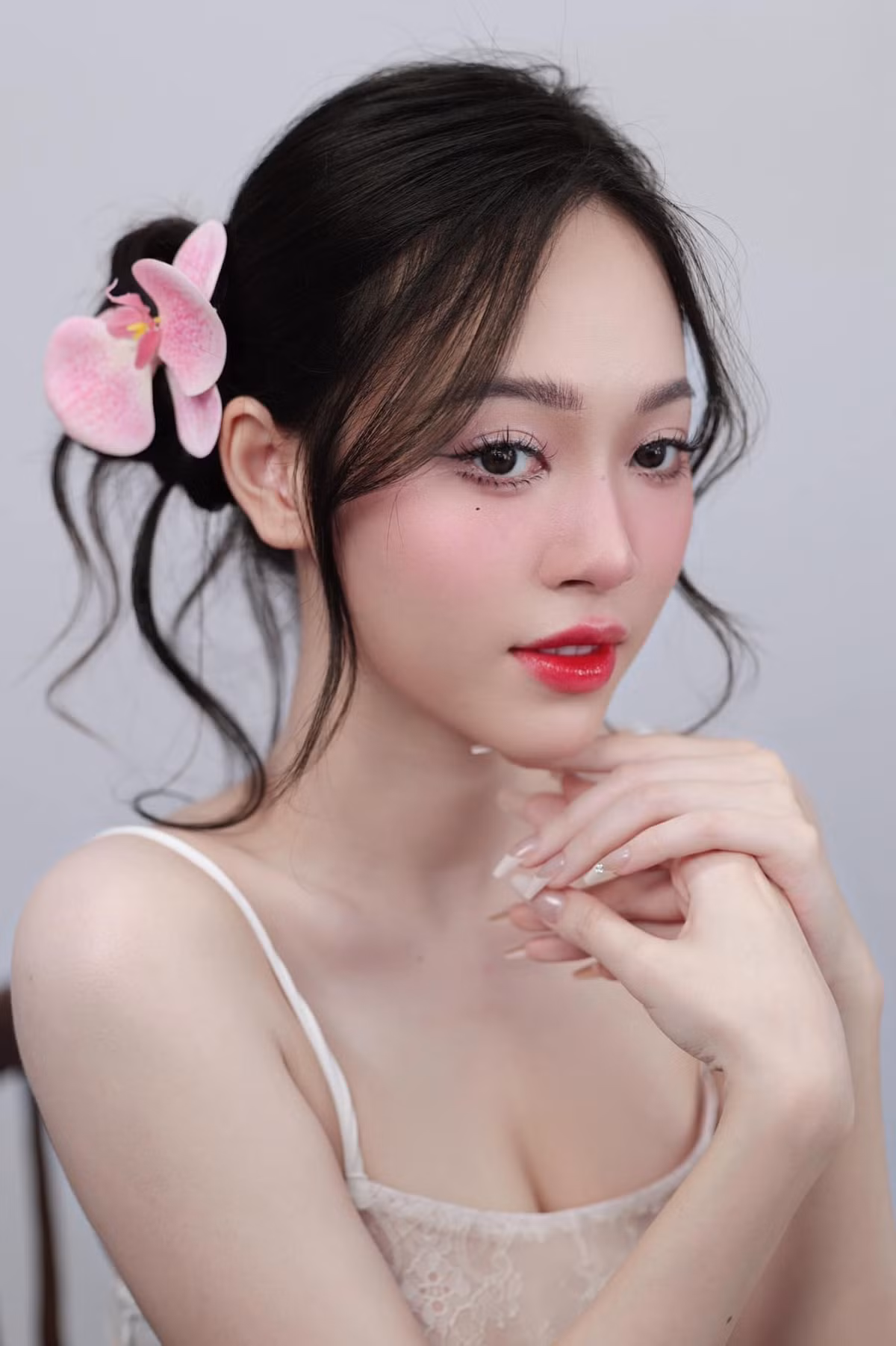 Vóc dáng thon gọn, cân đối giúp cô tự tin diện trang phục ôm sát, khoe trọn đường cong cơ thể quyến rũ.