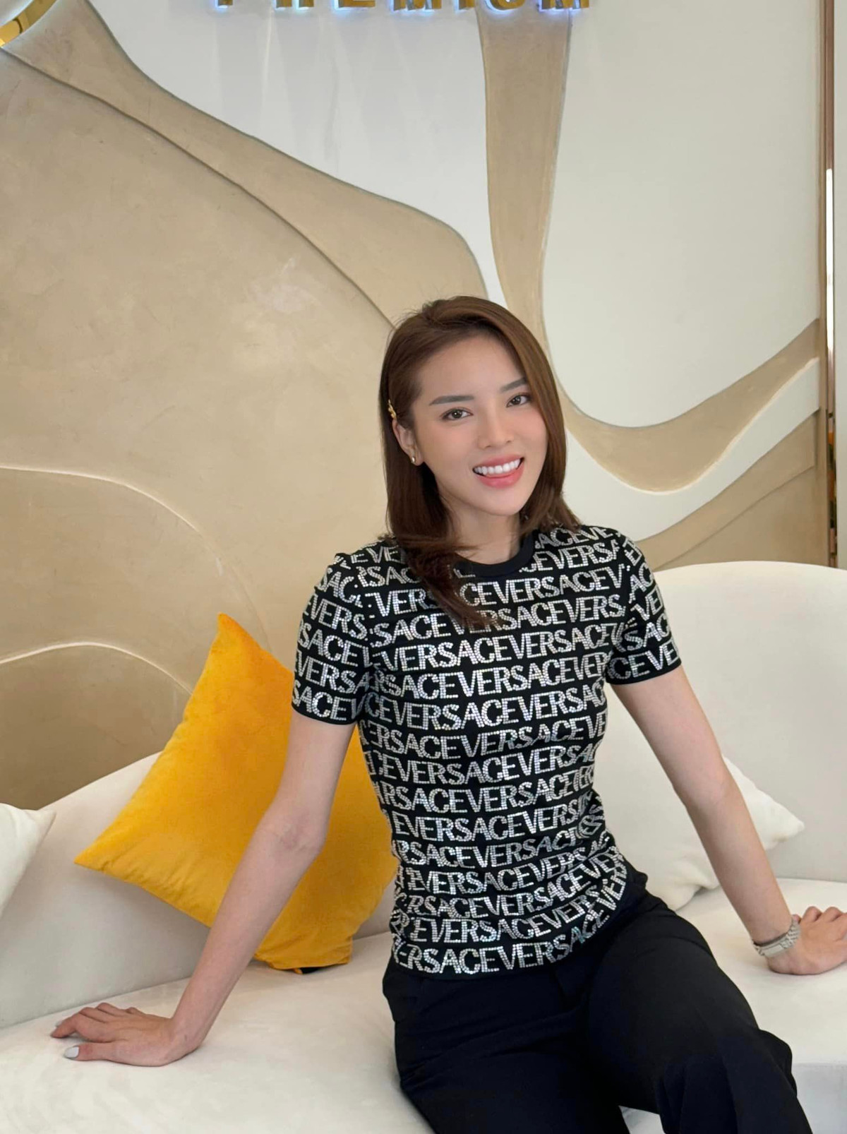 "Như nào xinh hơn?", Hoa hậu Kỳ Duyên hỏi fans về hai góc ảnh của mình. Ảnh: FB Nguyen Cao Ky Duyen