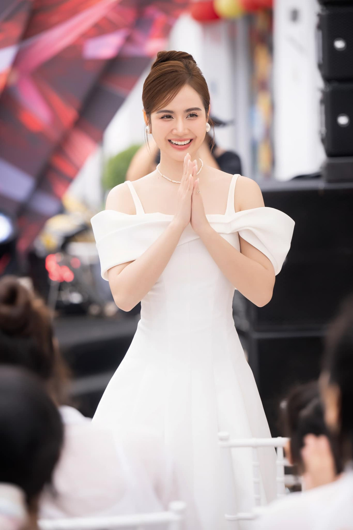 Diễn viên Phan Minh Huyền diện váy trắng, tươi rói tại sự kiện. Ảnh: FB Phan Minh Huyền