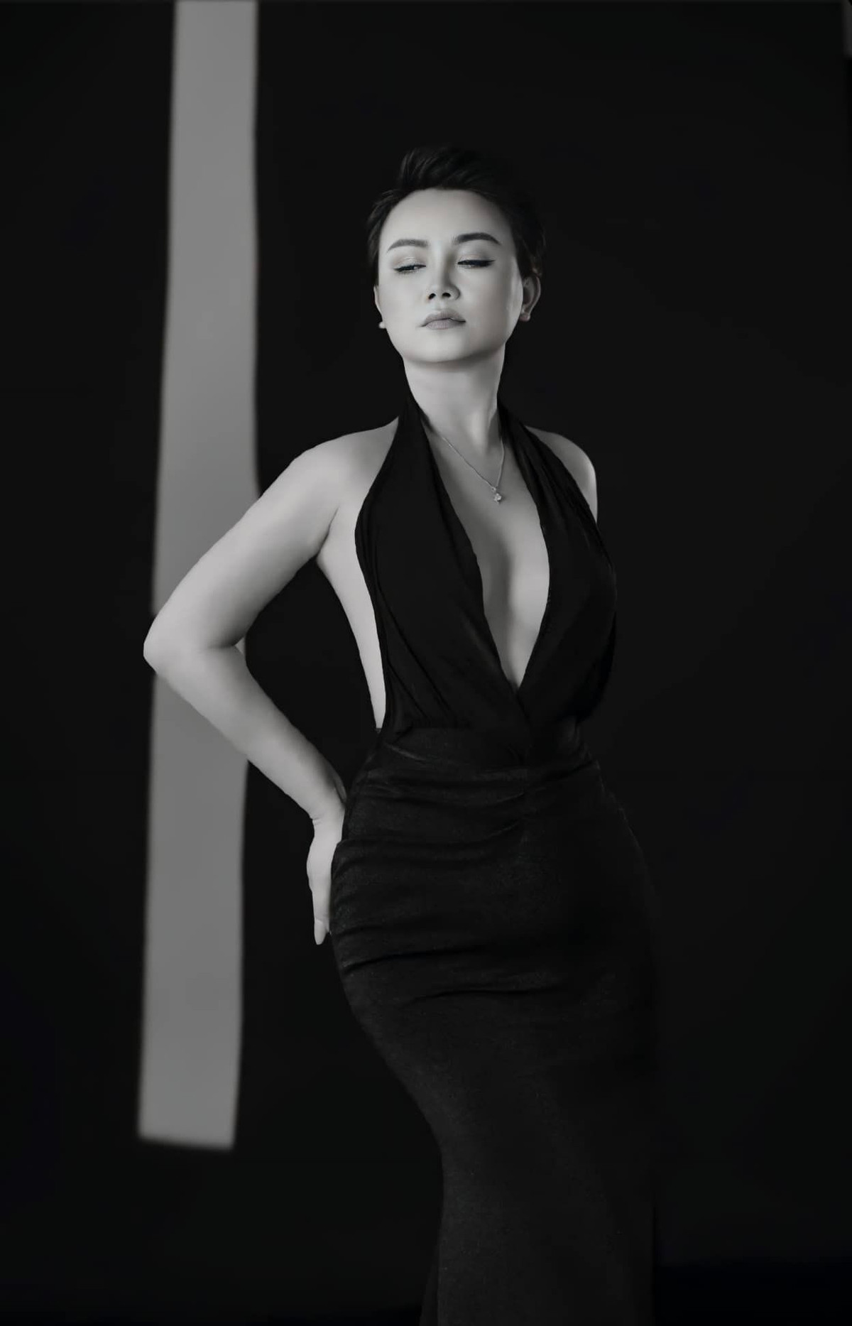 Diễn viên Hoàng Yến đăng bộ ảnh đen trắng gợi cảm. Ảnh: FB Đào Hoàng Yến