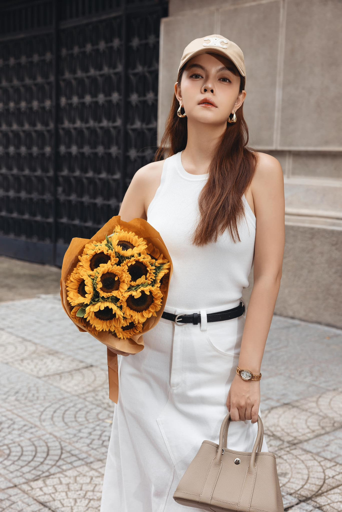 Phạm Quỳnh Anh đăng bộ ảnh mới, cô chia sẻ: "Gương mặt hình sự cơ địa vậy thôi chứ thật ra tính tình mình vui vẻ, hài hước lắm các bạn ạ". Ảnh: FB Phạm Quỳnh Anh