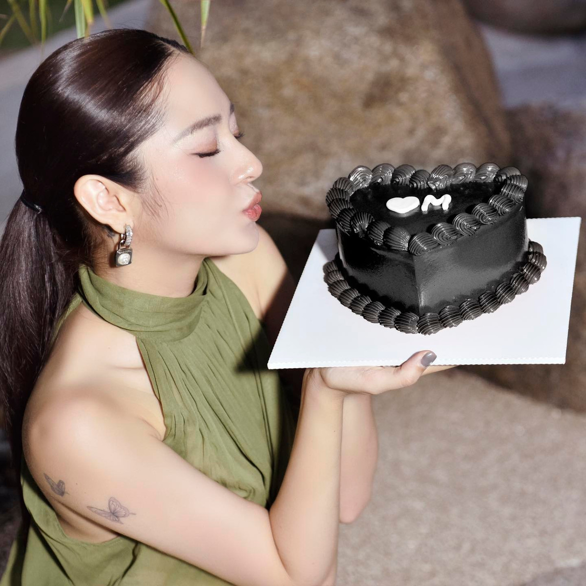 Bảo Anh khoe ảnh mới mừng sinh nhật tuổi 32, đây là bữa tiệc các fan "ruột" của cô tổ chức bất ngờ. Ảnh: FB Bảo Anh