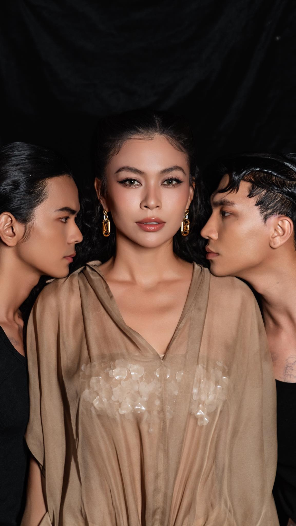 "Không cần phải nói gì hết… team tui quá trời là mạnh rồi!", Á hậu Mâu Thủy lên sóng cùng team. Ảnh: FB Thuy Mau