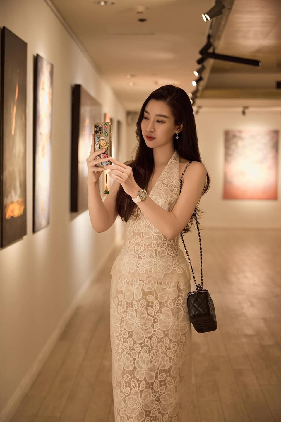 Hoa hậu Đỗ Mỹ Linh đẹp đằm thắm khi xuất hiện tại một sự kiện triển lãm.