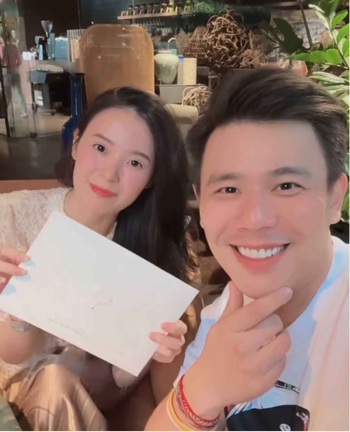 Diễn viên Trần Anh Huy khoe thiệp mời của Midu.