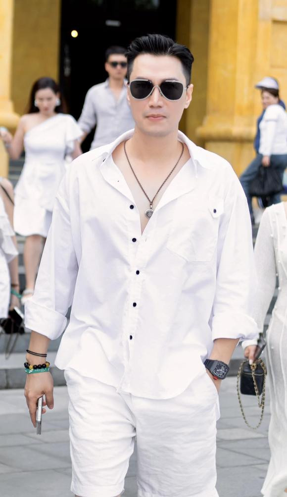 Việt Anh úp mở về tình trạng mối quan hệ hiện tại. "Độc thân cũng được, cô đơn cũng được, không có gì phải bận tâm cả. Chỉ khi bạn vội vàng mà cầm tay nhầm người thì đó mới là lúc phải băn khoăn!", nam diễn viên chia sẻ.