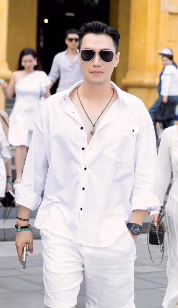 Việt Anh úp mở về tình trạng mối quan hệ hiện tại. "Độc thân cũng được, cô đơn cũng được, không có gì phải bận tâm cả. Chỉ khi bạn vội vàng mà cầm tay nhầm người thì đó mới là lúc phải băn khoăn!", nam diễn viên chia sẻ.