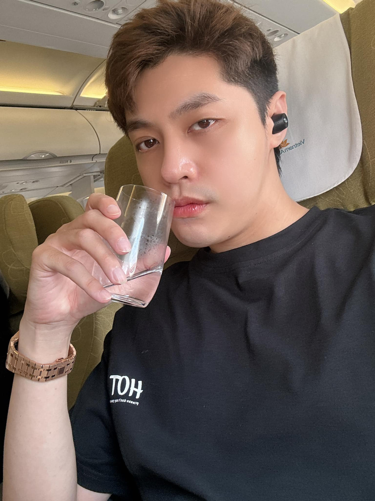 Noo Phước Thịnh nhắn: "Mình sẽ luôn tử tế trước. Và cách mà mình tử tế là mình không đòi hỏi ở bạn sự tử tế… Còn sống thế nào là ở con người bạn … “Chông gai” khoan nghĩ tới, biết điều trước đã". Ảnh: FB Nguyễn Phước Thịnh