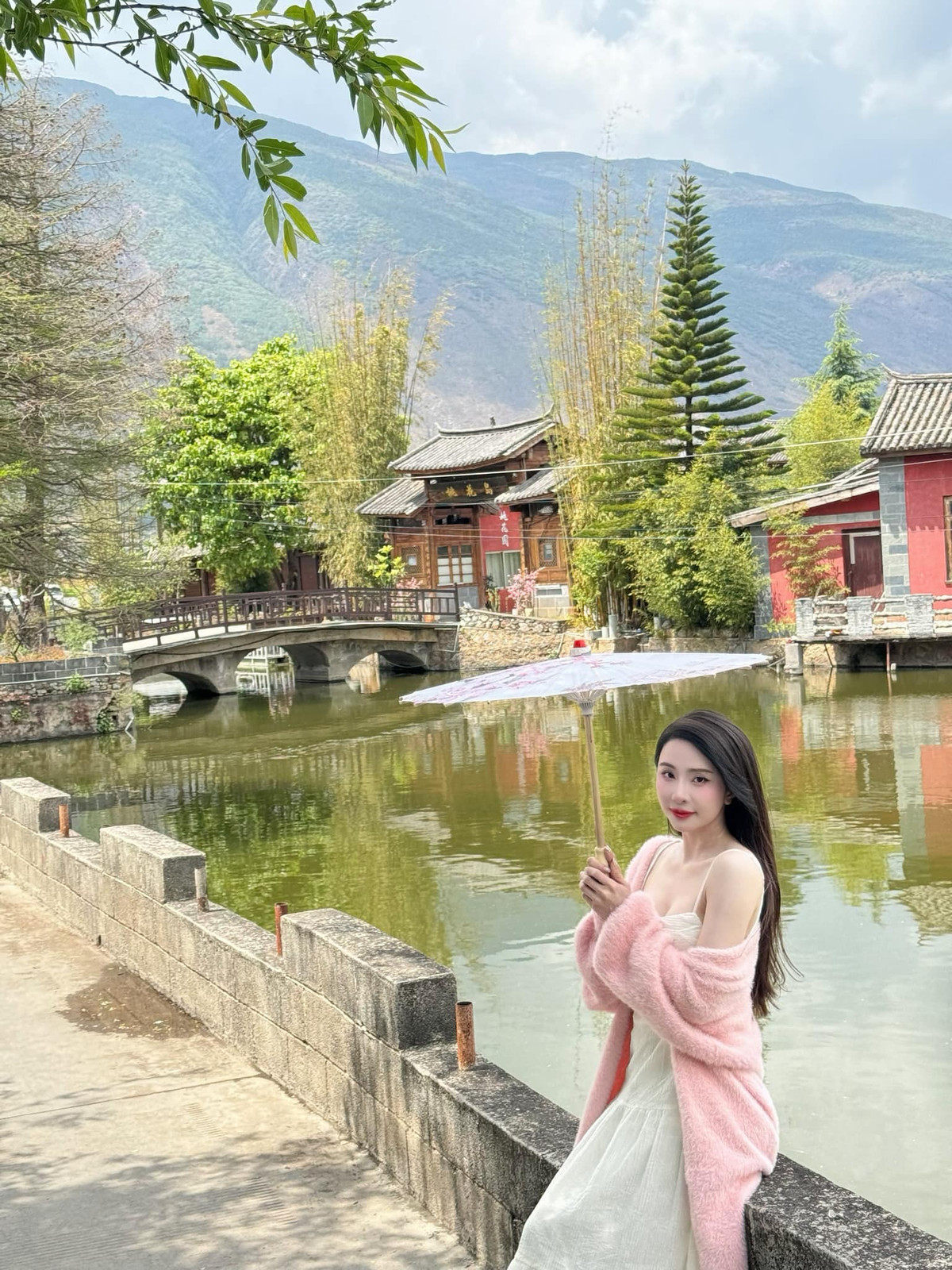 Diễn viên Quỳnh Nga khoe nhan sắc dịu dàng lẫn gợi cảm. Ảnh: FB Phạm Quỳnh Nga