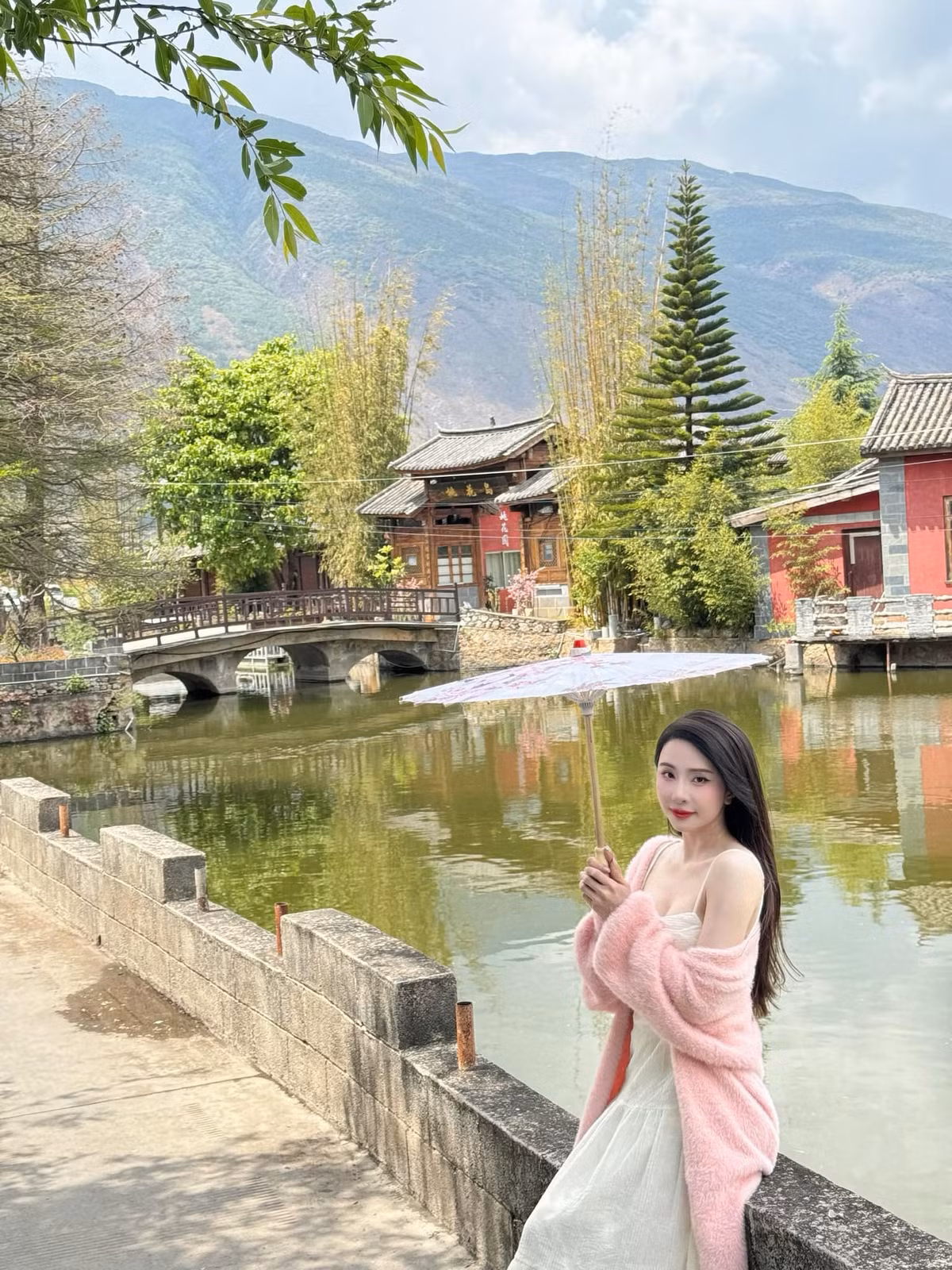 Diễn viên Quỳnh Nga khoe nhan sắc dịu dàng lẫn gợi cảm. Ảnh: FB Phạm Quỳnh Nga