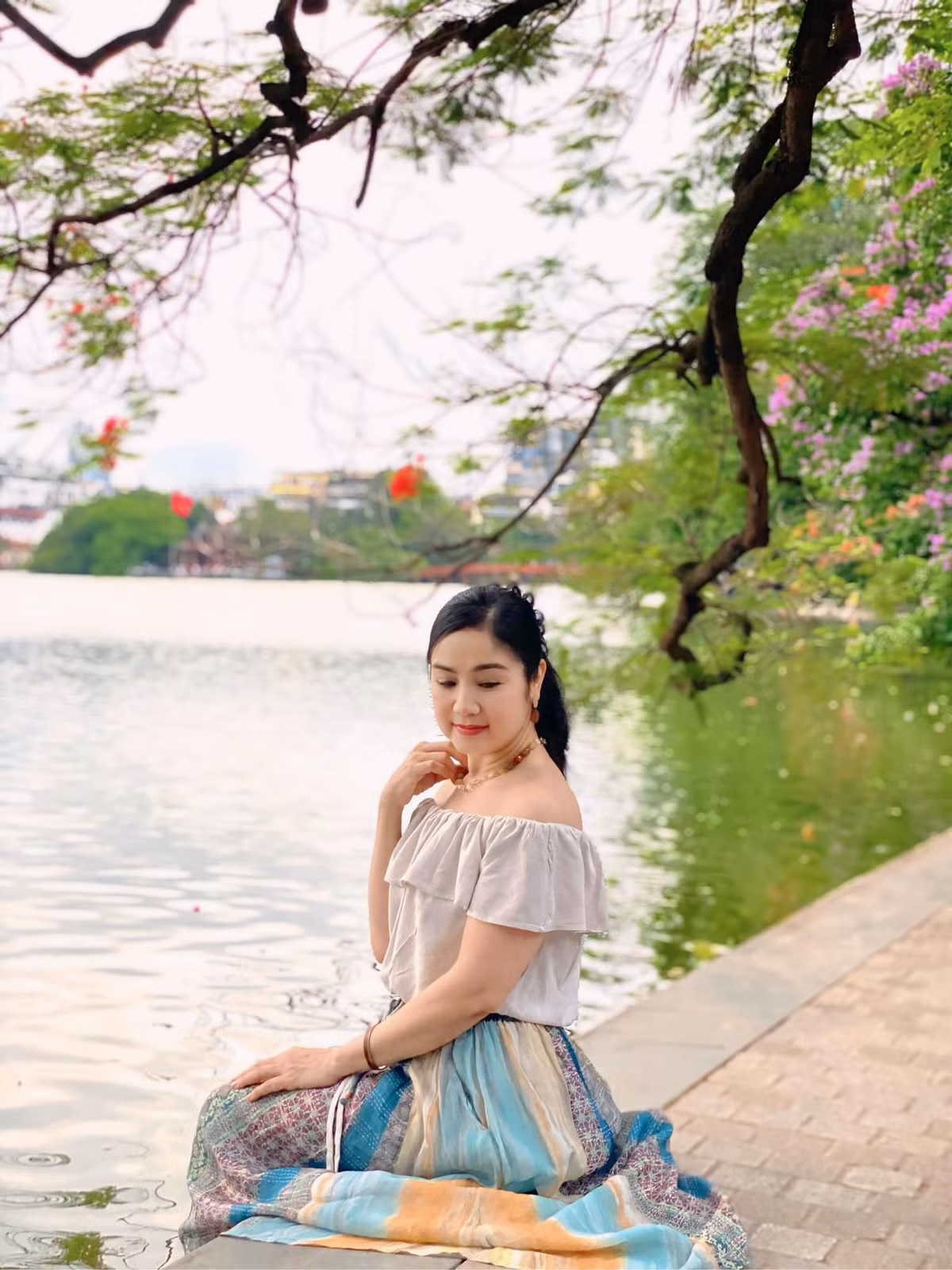 Nhờ sự chăm sóc da chu đáo cẩn thận nên NSND Thu Hà luôn xinh đẹp bất chấp thời gian. Ảnh: FB Nguyệt Hà